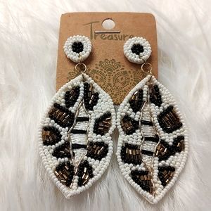 🥰NWT Treasure Brand Ladies/Teens Leopard Print Lips Beaded Earrings, Super Cute